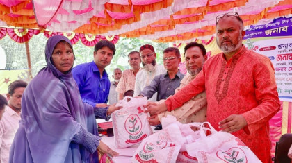 বগুড়ায় স্বর্ণগ্রামের উদ্যোগে 
বস্ত্র ও ঈদসামগ্রী বিতরণ 