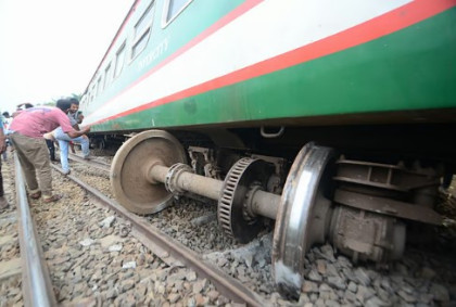 সান্তাহারে নীলসাগর এক্সপ্রেসের ৯ বগি লাইনচ্যুত
