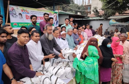 বগুড়ায় ছাত্রদলের উদ্যোগে ঈদ উপহার সামগ্রী বিতরণ