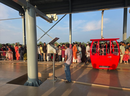 প্রথম দিনেই কেবল কারে উঠার দীর্ঘ লাইন বগুড়ার মম ইন ইকো পার্ক অ্যান্ড রিসোর্টে