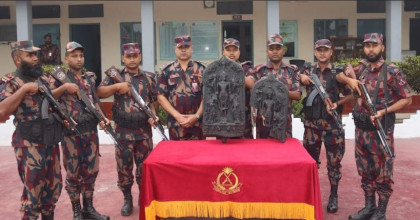 ধামইরহাট সীমান্তে দুইটি কষ্টি পাথরের মূর্তি উদ্ধার