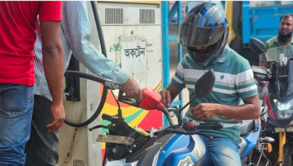 বগুড়ায় তেল নিতে লাগবে হেলমেট, ড্রাইভিং লাইসেন্স, জেলা প্রশাসনের নতুন নির্দেশনা