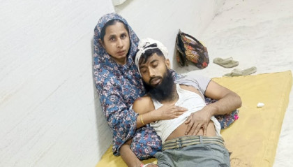 বগুড়ায় চাঁদাবাজির অভিযোগে এক যুবকের দুই পা ভেঙে দিয়েছে গ্রামবাসী