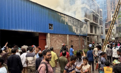 বগুড়ায় খেজুর গুদামে ভয়াবহ আগুন: 
গাড়িসহ ভস্মীভূত কোটি টাকার মালামাল