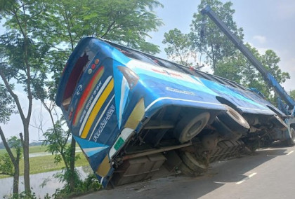 পলাশবাড়ীতে যাত্রীবাহী বাস উল্টে এক নারী নিহত  আহত-৩