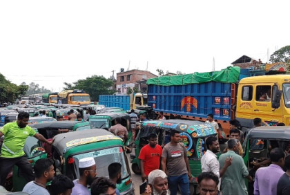 হাইওয়ে পুলিশের বিরুদ্ধে চাঁদাবাজির অভিযোগে মহাসড়ক অবরোধ, দুই ঘণ্টা যান চলাচল বন্ধ