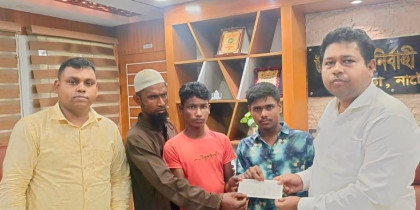 সিংড়ায় সড়ক দুর্ঘটনায় নিহত আসমার সন্তানদের হাতে মানবিক সহায়তার চেক প্রদান