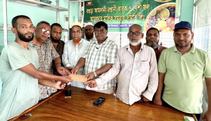 বগুড়ায় শারিরিকভাবে অসুস্থ ফল
ব্যবসায়ীদের মাঝে আর্থিক অনুদান প্রদান