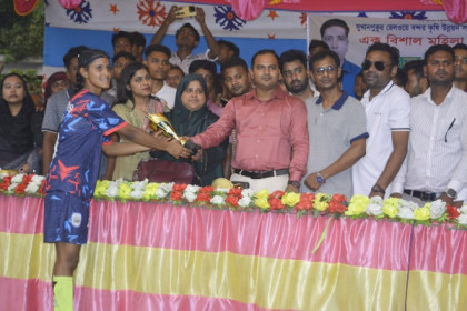 বগুড়া গাবতলীতে ব্যতিক্রমধর্মী
মহিলা প্রীতি ফুটবল টুর্ণামেন্ট অনুষ্ঠিত
