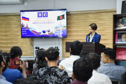 ঢাকাস্থ রাশিয়ান হাউজের অর্ধবার্ষিক
সাংবাদিক সম্মেলন অনুষ্ঠিত