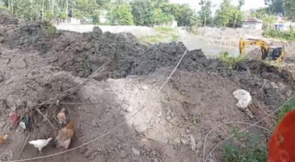 রাণীনগরে পুকুর খননের সময় ভেকু মেশিনে ছিঁড়লো বৈদ্যুতিক খুঁটির তার, প্রাণ গেল শিশুর