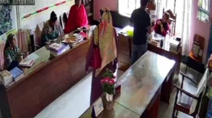 মেয়েকে শাসন করায় প্রধান শিক্ষককে চড়, গ্রেপ্তার মা