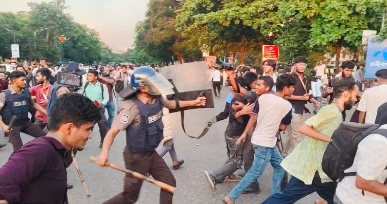 শিক্ষামন্ত্রীর পদত্যাগ দাবিতে সংসদ এলাকায় অবস্থান, শিক্ষার্থীদের ছত্রভঙ্গ করল পুলিশ