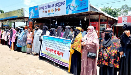 বীরগঞ্জে ব্যবসা প্রতিষ্ঠান ও বসতবাড়িতে হামলার প্রতিবাদ, দোষীদের বিচারের দাবি