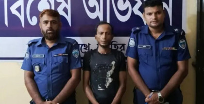 ১০০ রাকাত নফল নামাজ পড়িয়ে ছেড়ে দেওয়া যুবক রাতে মাদক মামলায় গ্রেপ্তার