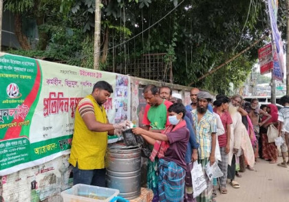 জুলাই গণঅভ্যুত্থান দিবসে বগুড়ায় মুনলাইটের উদ্যোগে ছিন্নমূল মানুষের মাঝে খাবার বিতরণ