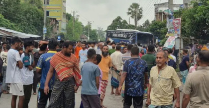 বগুড়ায় শ্রমিকের হাটে বাসচাপায় ৭ দিনমজুর নিহত, মহাসড়ক অবরোধ