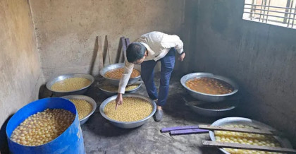 মিষ্টিতে পোকা, পোড়া তেলে রান্না—বগুড়ার শেরপুরে দুই কারখানায় অভিযান