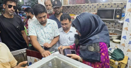 বগুড়ায় হোটেলে পচা খাবার, পোড়া তেলে রান্না: জরিমানা ১০ হাজার
