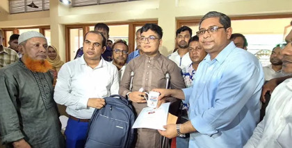 এক পা হারিয়েও এসএসসিতে জিপিএ-৫, মাহফুজের পাশে দাঁড়ালেন প্রতিমন্ত্রী