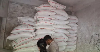রাজশাহীতে ৩৩০ বস্তা সার জব্দ, ব্যবসায়ী পলাতক 