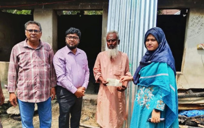 ধামইরহাটে অগ্নিকাণ্ডে ক্ষতিগ্রস্ত পরিবারের পাশে ইউএনও