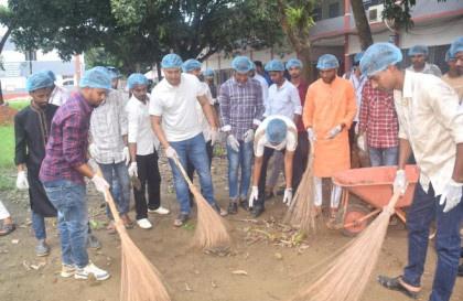 ডেঙ্গু প্রতিরোধে শাহ্ সুলতান কলেজ ছাত্রদলের লিফলেট বিতরণ ও পরিচ্ছন্নতা অভিযান