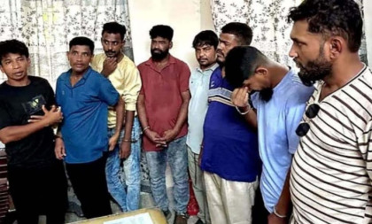 বগুড়ায় দিনের আলোতেই দোকানের শাটার কেটে ৯৪ মোবাইল চুরি,  আটক ৮