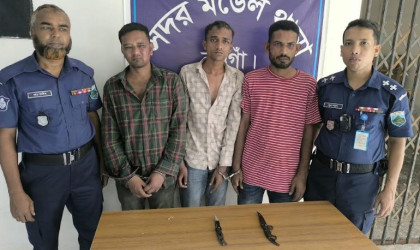 নওগাঁ শহরে দিনদুপুরে রিকশাযাত্রী নারীর দুল ছিনতাইয়ের চেষ্টা, গ্রেপ্তার তিন