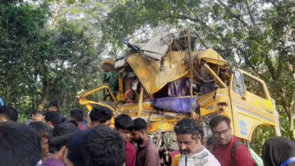 নাটোরে বাস-ট্রাকের মুখোমুখি সংঘর্ষে নিহত বেড়ে ১৪, আহত অন্তত ৩০