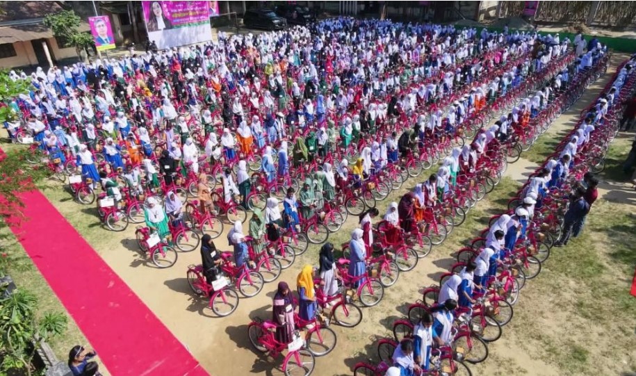 জাইমা রহমানের জন্মদিনে বগুড়ায় ৫৪৮ ছাত্রীর হাতে গোলাপী সাইকেল