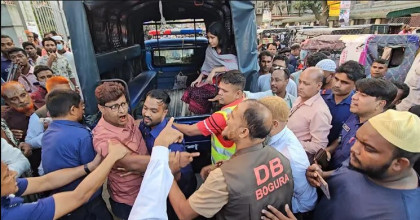 বগুড়া আদালত চত্বরে তরুণীকে গাড়িতে তোলার চেষ্টা, উত্তেজনা